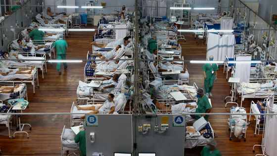 Les variants de la Covid-19 inquiètent. La France vient de suspendre les vols aériens avec le Brésil. Ici dans un hôpital à Santo André (São Paulo) ©AFP - MIGUEL SCHINCARIOL