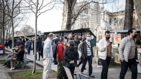 Musée et boutiques fermées, et pourtant certains touristes sont quand même là, à Paris ©Maxppp - IP3; Paris / Luc Nobout