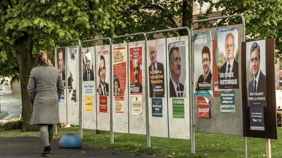 Panneau électoral à Godewaersvelde le 20 avril 2017 ©AFP - Philippe HUGUEN