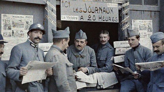 Soldats français achetant des journaux dans le Pas-de-Calais en septembre 1917 ©Getty - Galerie Bilderwelt