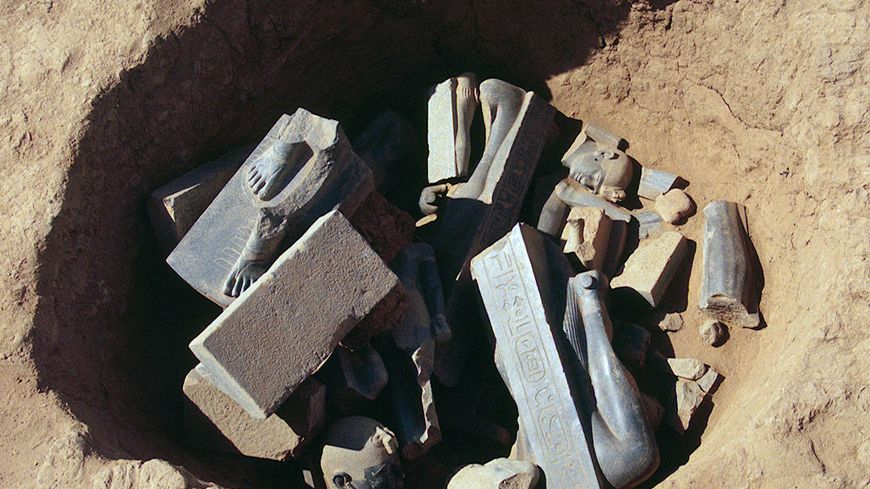 Les fragments des sept statues de rois de la XXVe dynastie et napatéens dans la fosse