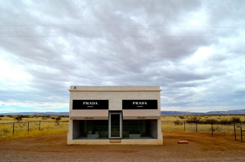 L'installation "Prada Marfa" au milieu du désert du Texas