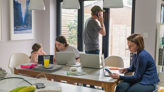 Plus de 12 millions d’élèves commencent ce mardi matin les cours à distance et avec eux aussi bloqués à domicile, les parents qui doivent télétravailler ©Getty - Justin Paget