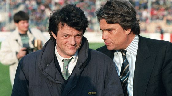 Bernard Tapie, président de l'OM, discute avec Jean-Louis Borloo, membre du comité directeur de l'USVA, le 20 mai 1993 sur le terrain de Valenciennes, avant le coup d'envoi du match VA-OM ©AFP - JACQUES DEMARTHON