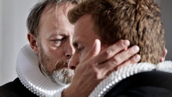 Lars Mikkelsen et Morten Hee Andersen incarnent Johannes et August Krogh, prêtres de père en fils - Tine Harden - Arte
