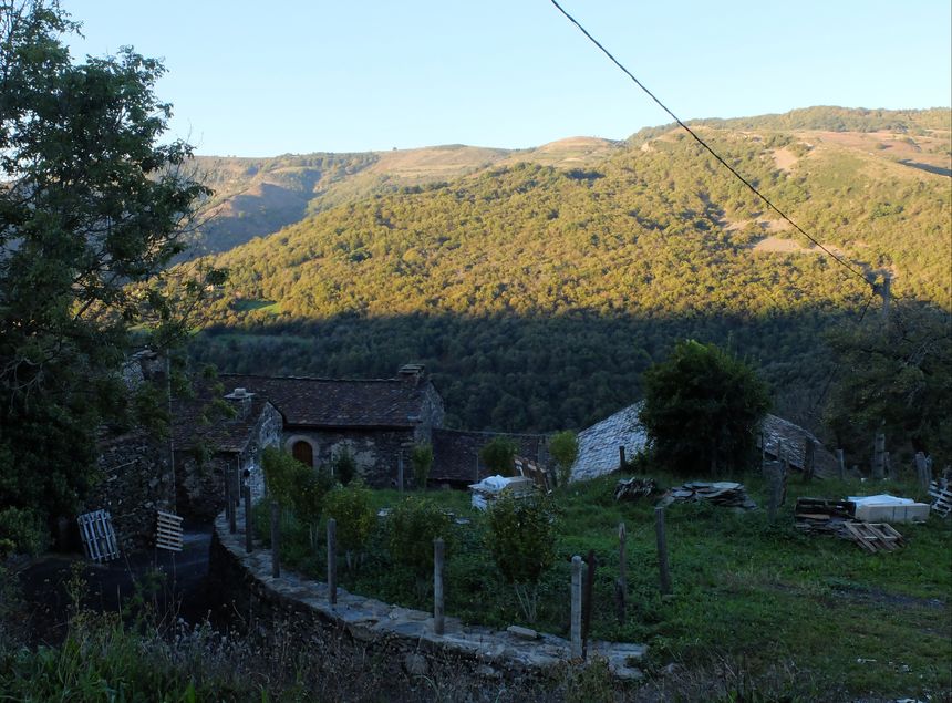 Barre-des-Cévennes est un petit village de 200 habitants, perché à 920m d'altitude au cœur du Parc National de Cévennes.