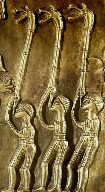 Joueurs de carnyx sur le flanc du chaudron de Gundestrup (Danemark)