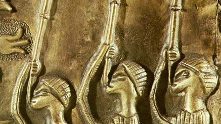 Joueurs de carnyx sur le flanc du chaudron de Gundestrup (Danemark)