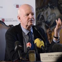 Portrait de Didier Sicard médecin et professeur de médecine auteur de "L'éthique médicale et la bioéthique" (PUF).