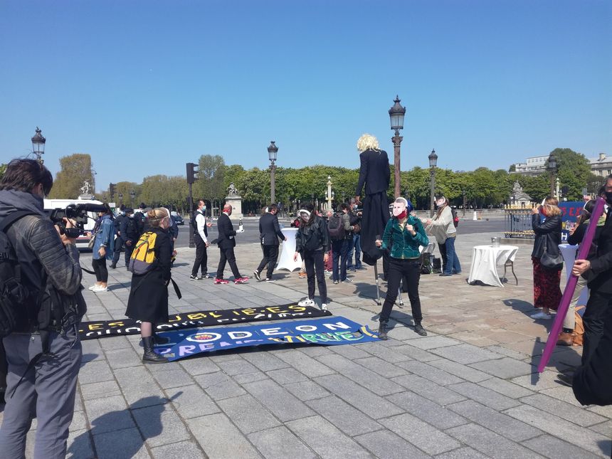 Une trentaine de personnes étaient rassemblées place de la Concorde. Une mise en scène de faux restaurant était organisée avant l'arrivée des policiers.