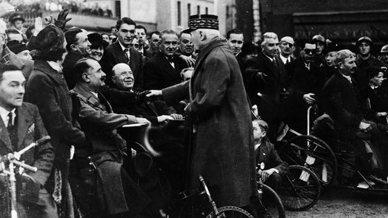 Le Maréchal Philippe Pétain salue des anciens combattants à Toulon, 1940. Photo : ullstein image bild ©Getty