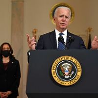 La vice-présidente Kamala Harris écoute le président Joe Biden prononcer un discours sur le verdict de culpabilité de l'ancien policier Derek Chauvin, à la Maison Blanche (Washington, 20 avril 2021).