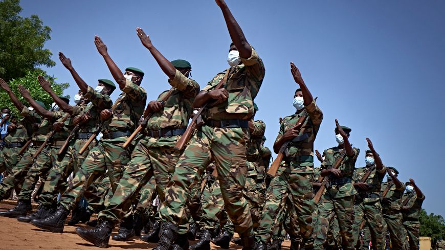 Parade des soldats maliens pour les 60 ans de l'indépendance du Mali