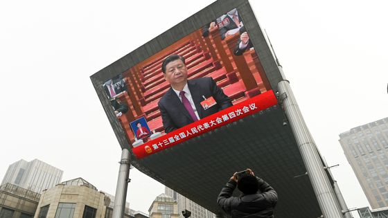 Ecran géant en Chine projetant une session du Congrès national du Parti communiste chinois ©AFP - STR / AFP