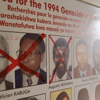 Avis de recherche des hommes les plus recherchés pour le génocide des tutsis du Rwanda, à Kigali.