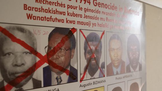 Avis de recherche des hommes les plus recherchés pour le génocide des tutsis du Rwanda, à Kigali. ©AFP - Simon Wohlfahrt / AFP