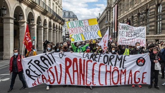 Le 26 mars 2021, une manifestation se tenait à Paris pour protester contre la réforme. Malgré les nombreuses contestations depuis sa présentation, elle devrait être appliquée dès le 1er juillet. ©Maxppp - Sadak Souici
