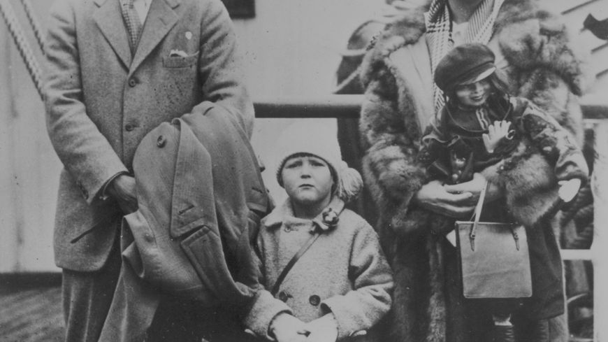 1925 : Francis Scott Fitzgerald (1896-1940) avec son épouse Zelda (Sayre Fitzgerald. 1900-1948) et, entre eux, leur fille unique Frances Scottie Fitzgerald (1921-1986)