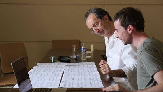 Le compositeur Pierluigi Billone encadrant un élève de l'Académie Voix Nouvelles de Royaumont © Fondation Royaumont