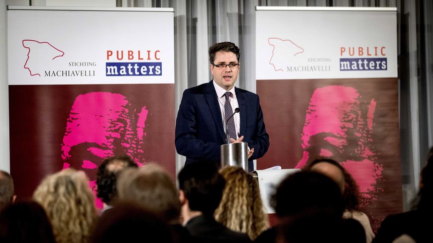 Eliot Higgins reçoit le prix Machiavel à Nieuwspoort, La Haye, (Pays-Bas), le 12 février 2020. Le collectif d'investigation Bellingcat a remporté le prix pour ses révélations sur le MH17.