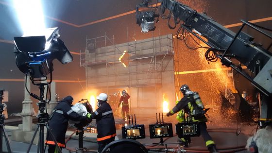 Tournage du film "Notre-Dame brûle" de Jean-Jacques Annaud à la cité du cinéma de Saint-Denis ©Radio France - Rémi Brancato