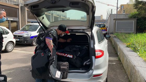 Chargement d'une voiture banalisée de la BAC de Rouen. Chaque jour, au moins un des véhicules est équipé de fusil d'assaut, en cas d'attaque terroriste. ©Radio France - Sophie Parmentier
