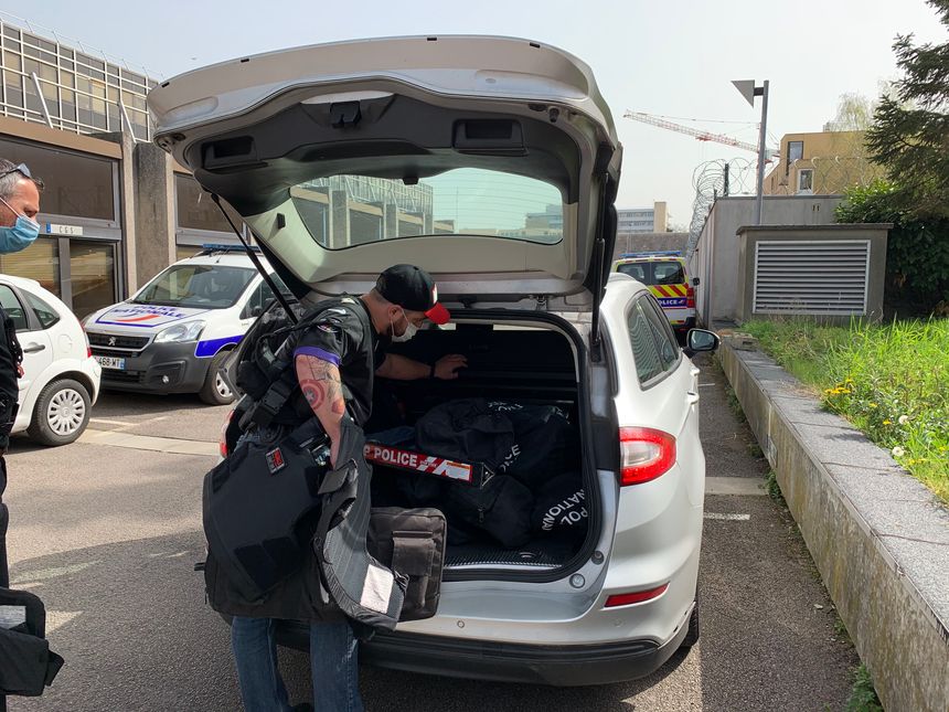 Chargement d'une voiture banalisée de la BAC de Rouen. Chaque jour, au moins un des véhicules est équipé de fusil d'assaut, en cas d'attaque terroriste.