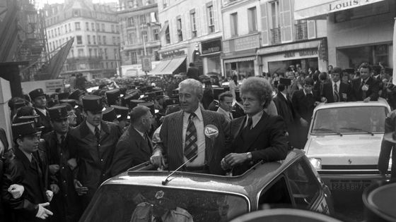 Les joueurs de l'AS Saint-Etienne défilent au milieu de la foule, à gauche le président de l'ASSE Roger Rocher et l'entraîneur Robert Herbin, le 13 mai 1976 à Paris, France. ©Getty - François LOCHON/Gamma-Rapho