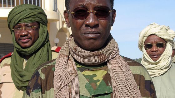 Idriss Débry, militaire avant d’être chef d’État, ici en 2006, en tournée d’inspection de son armée. ©AFP - SONIA ROLLEY / AFP