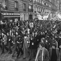 Des milliers de personnes suivent le 4 mars 1972 à Paris, le cortège funèbre de Pierre Overney, manifestant maoïste, tué le 25 février 1972 aux usines Renault de Boulogne Billancourt..