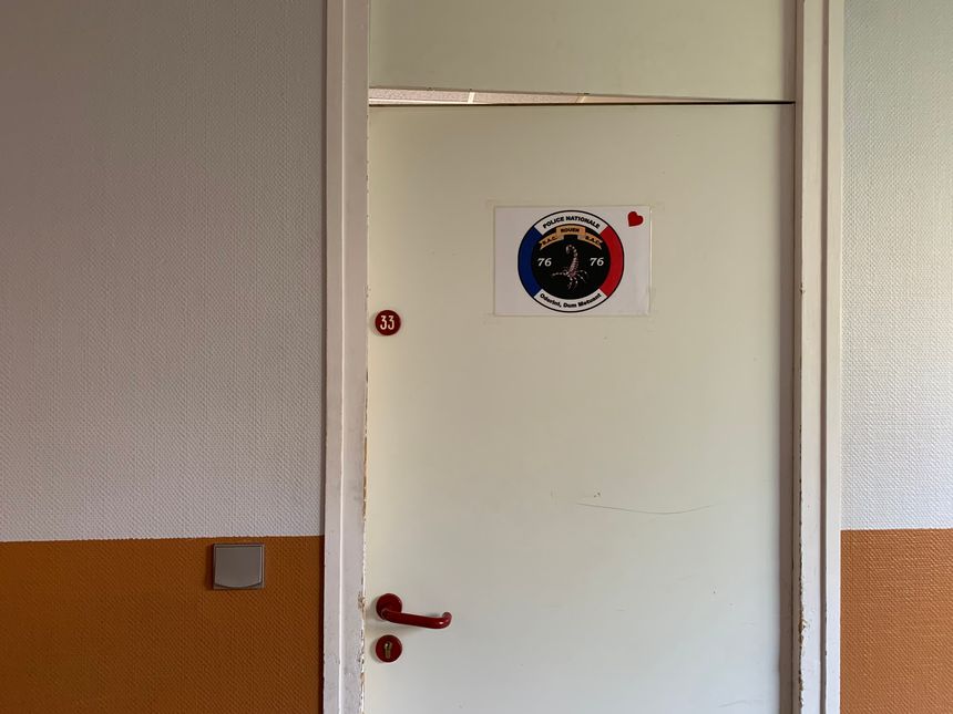 La porte du bureau des "baqueux" de Rouen. Ils ont revisité l'emblème officiel des BAC, en y ajoutant un scorpion.