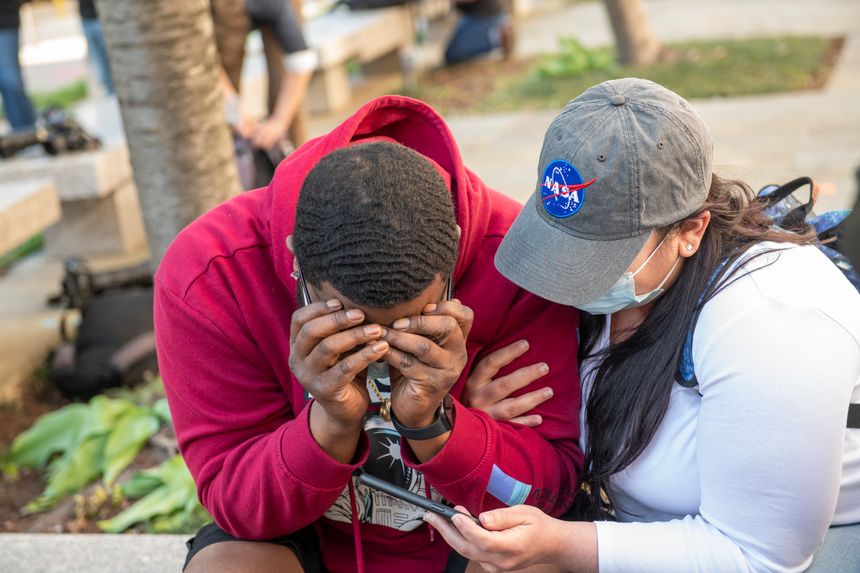 Un homme fond en larmes après avoir vu le verdict, dans un parc à Washington DC.