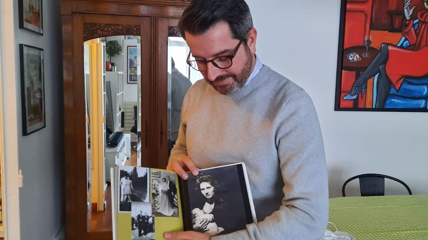 Laurent Rabès montre l'album où il a réuni des photos de Mamoune, sa grand-mère morte du Covid.