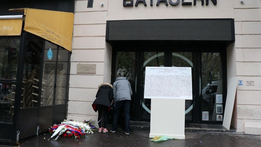 Hommage aux victimes des attentats du 13 nombre 2015 devant le Bataclan à Paris