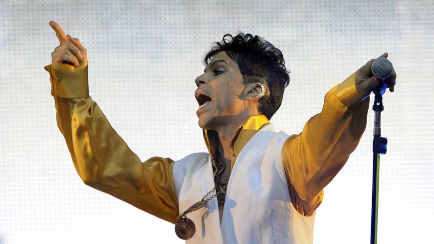 Prince sur la scène du Stade de France en 2011