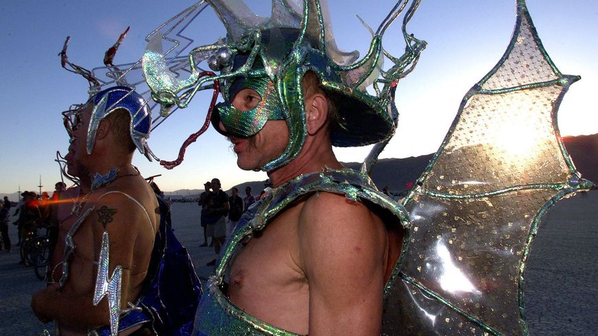 Deux hommes en costume au festival Burning Man de Black Rock City, dans le Nevada, le 4 septembre 1999.