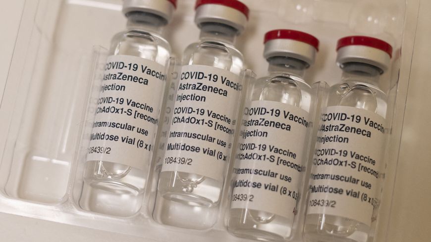 Alors que le Danemark suspend l'administration du vaccin d'AstraZeneca et que le sérum de Johnson et Johnson est remisé aux États-Unis, Pfitzer BioNTech continue d'être injecté en masse.
