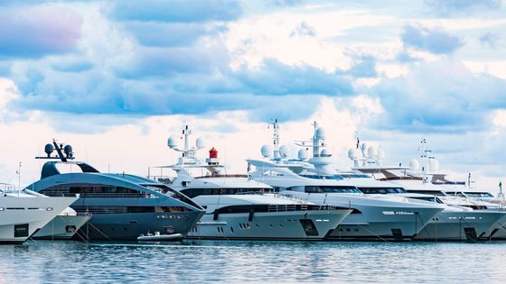 En 1988 on enregistrait 966 superyachts ; en 2018 on en dénombre 4950 : le nombre de superyachts n'a jamais cessé d'augmenter depuis les années 80 ©Getty - Westend61