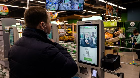 À la caisse de ce magasin Perekrestok de Moscou, le client expose son visage pour payer. S'il est reconnu, il sera directement débité. ©AFP - DIMITAR DILKOFF