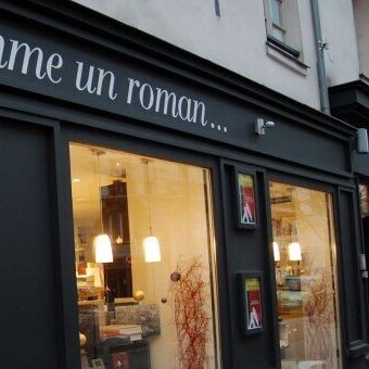 Devanture de la librairie "Comme un roman" à Paris 3ème.