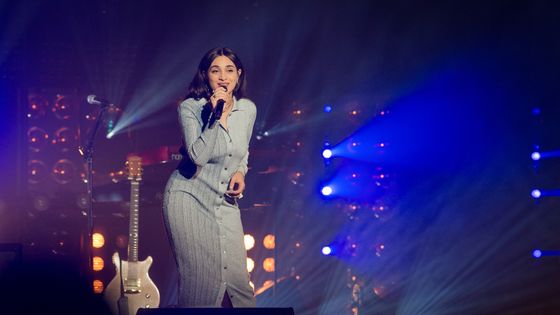 L’auteure-compositrice-interprète, musicienne et actrice Camélia Jordana se produit pendant Psychodon à l'Olympia le 6 octobre 2020 à Paris, France. ©Getty - David Wolff - Patrick / Redferns