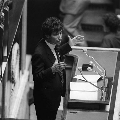 Jack Lang (PS), Ministre de la Culture sous la présidence socialiste de Mitterrand, s'adresse aux députés le 30 juillet 1981 à l'Assemblée Nationale sur la loi instituant un prix unique du livre.