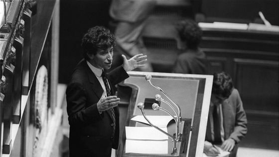 Jack Lang (PS), Ministre de la Culture sous la présidence socialiste de Mitterrand, s'adresse aux députés le 30 juillet 1981 à l'Assemblée Nationale sur la loi instituant un prix unique du livre. ©AFP - GEORGES GOBET / AFP
