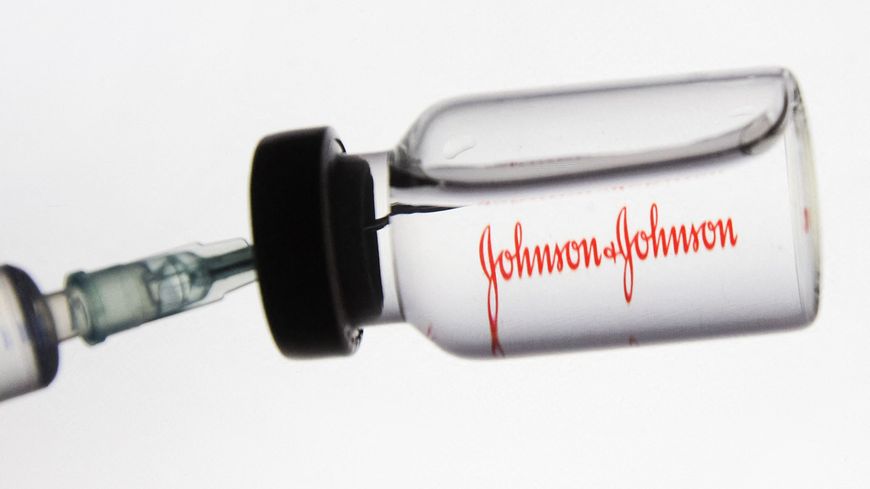 Les États Unis ont annoncé une pause dans l'utilisation du Johnson & Johnson après des cas de caillots sanguins. Le laboratoire retarde donc le déploiement en Europe