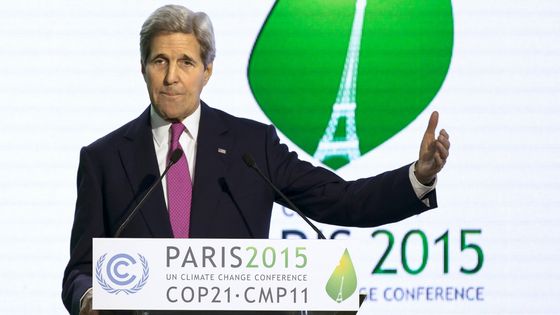 John Kerry, alors Secrétaire d’État américain, avait été l’un des artisans de l’Accord de Paris signé en 2015. Il a repris du service comme « Monsieur Climat » de Joe Biden. ©AFP - IAN LANGSDON / POOL / AFP