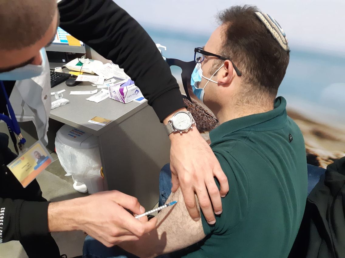 Vaccination à Jérusalem le 13 ‎janvier ‎2021. Les quatre caisses publiques de sécurité sociale ont organisé la campagne de vaccination dans tout Israël. 