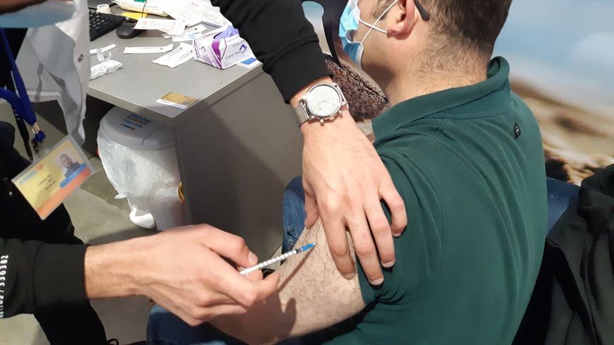 Vaccination à Jérusalem le 13 janvier 2021. Les quatre caisses publiques de sécurité sociale ont organisé la campagne de vaccination dans tout Israël.
