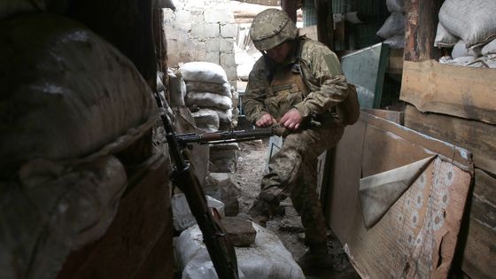Un militaire ukrainien près de la ligne de front avec les zones séparatistes pro-russes, à Gorlivka, dans la région de Donetsk le 15 avril 2021. ©AFP - STR / AFP