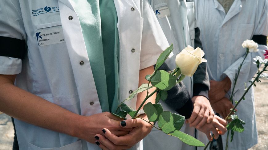 Samedi 17 avril, un hommage silencieux aux internes qui ont mis fin à leurs jours a été rendu devant le ministère de la Santé, à Paris.