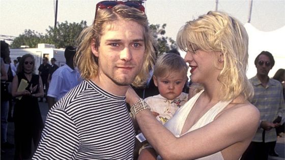 Le musicien Kurt Cobain, sa femme Courtney Love et leur fille Frances Bean Cobain lors des 10ème MTV Video Music Awards, aux Studios Universal (Californie) le 2 septembre 1993 ©Getty - Ron Galella, Ltd. / Contributeur